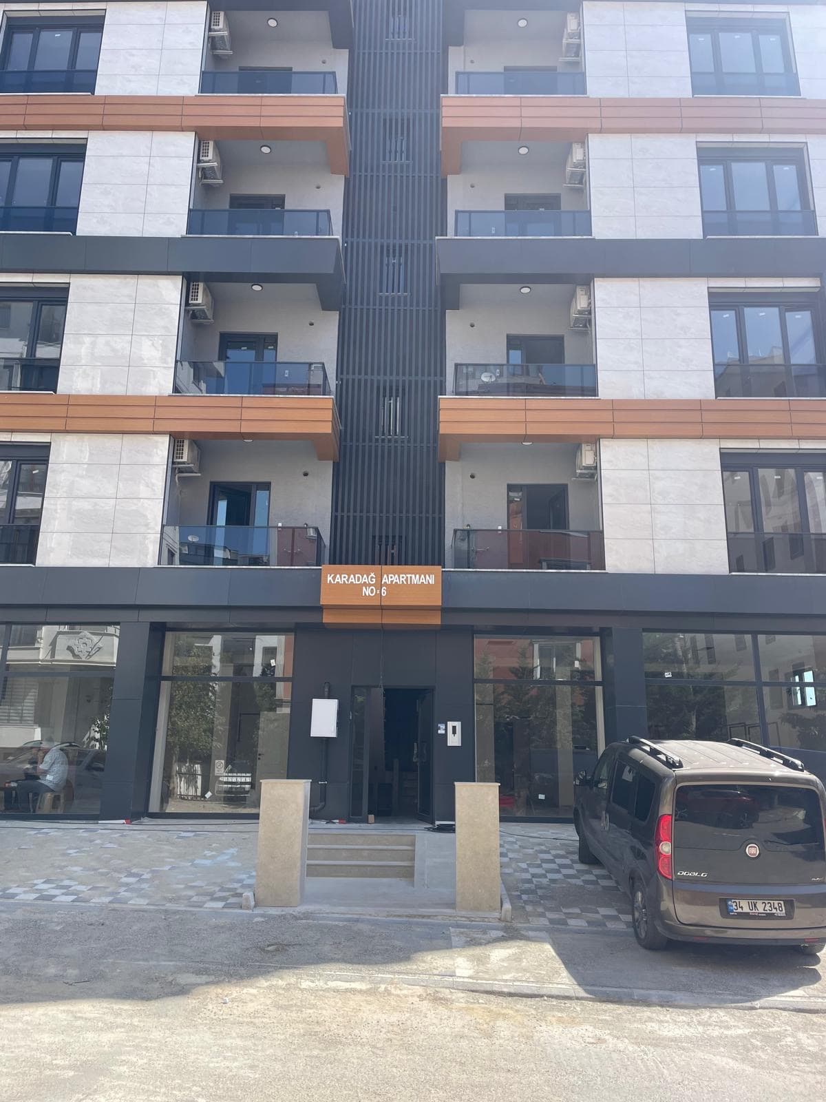 Kartal Soğanlık'ta Karadağ Apartmanı bina girişi ve tabelası