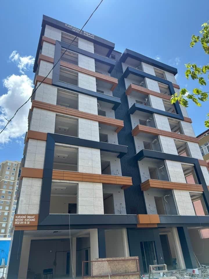 Kartal Soğanlık konut projesi Karadağ Apartmanı alttan bina görünümü