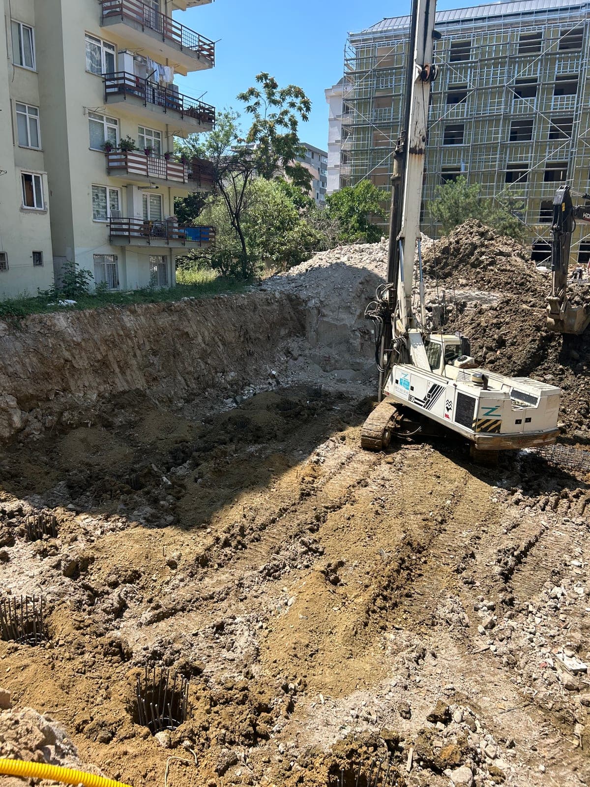 Fore kazık delgi makinesi ile zemin iyileştirme çalışması — Sedef Apartmanı şantiyesi