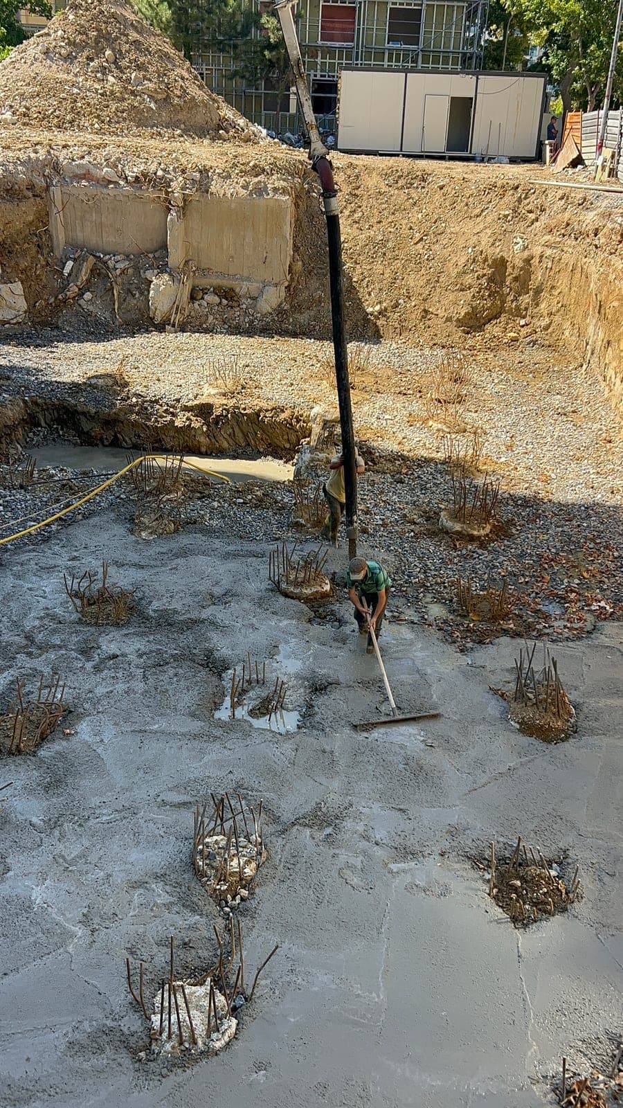 Beton pompasıyla grobeton dökümü ve mastarlama çalışması — Sedef Apartmanı şantiyesi