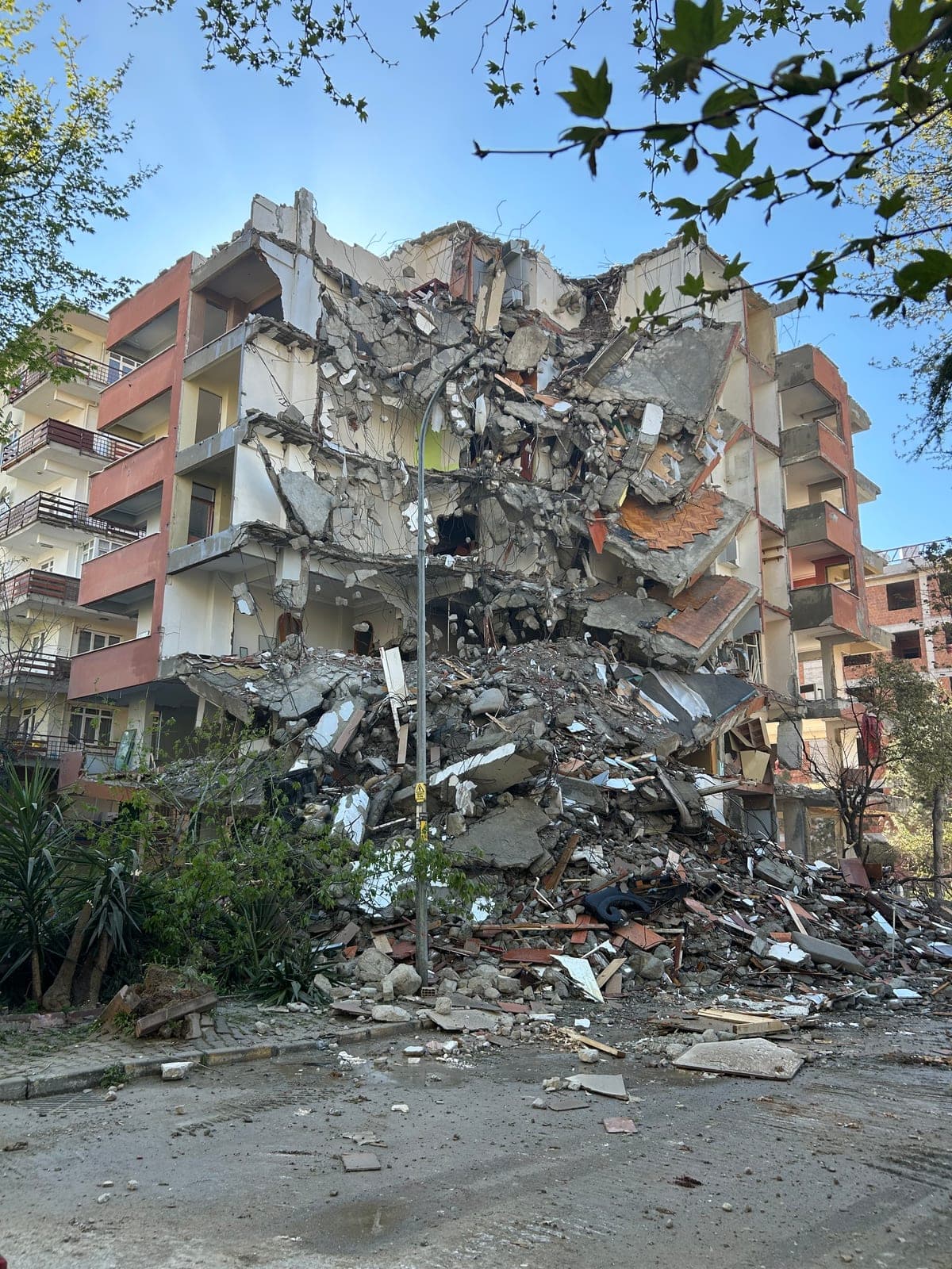 Sedef Apartmanı kentsel dönüşüm projesinde eski binanın yıkımı — Kartal Kordonboyu şantiyesi