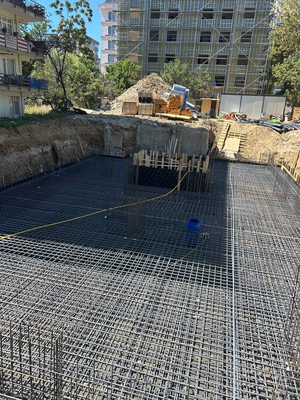 Radye temel donatısının serilmiş hali — Sedef Apartmanı temel beton hazırlığı