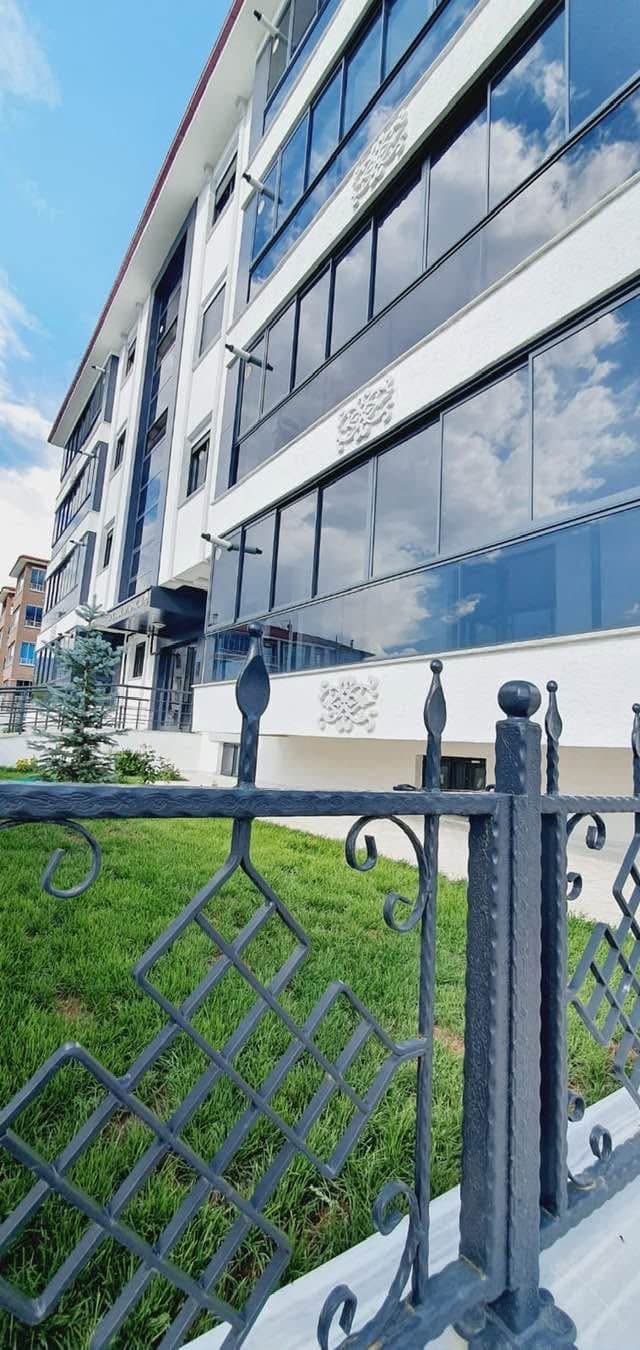 Erzincan'da tamamlanmış Karadağ İnşaat konut projesi bina genel görünümü